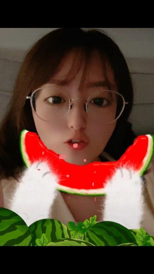 吃瓜摇头女孩,揭秘网络红人的崛起之路