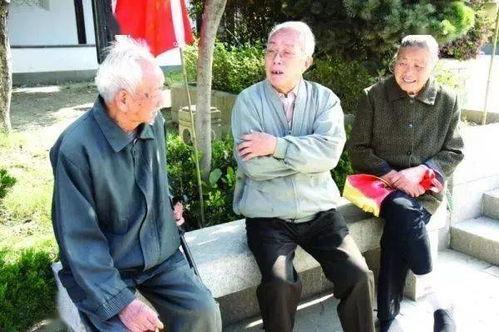 桥边吃瓜的那个老人